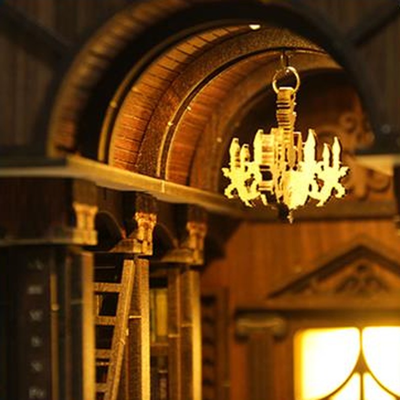 The Philosophical Library detail: kroonluchter onder de boog