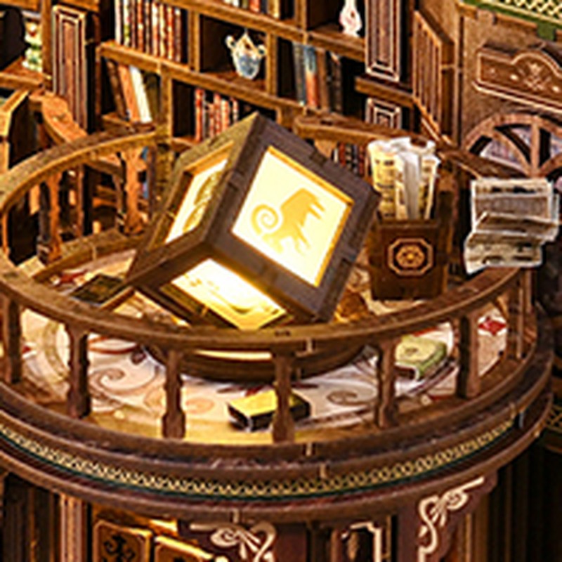 Dreamy Book Hall detail: verlichte lantaarn op de galerij