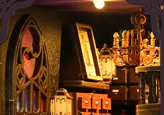 Glas-in-loodraam en kroonluchter in Alchemy Master