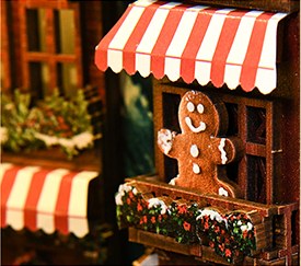 Peperkoekmannetje op het balkon van Christmas Street Corner
