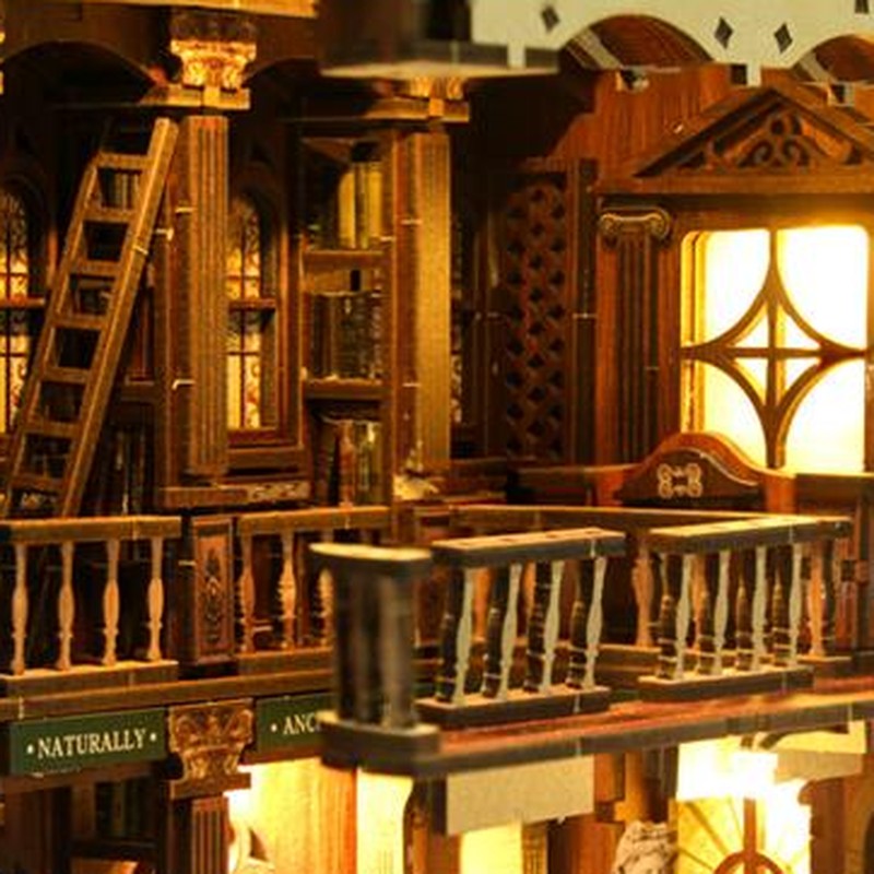 The Philosophical Library detail: ladder en balkon