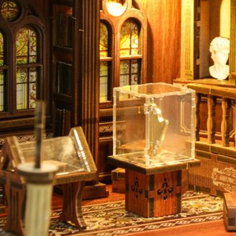 The Philosophical Library detail: harp in een glazen vitrine